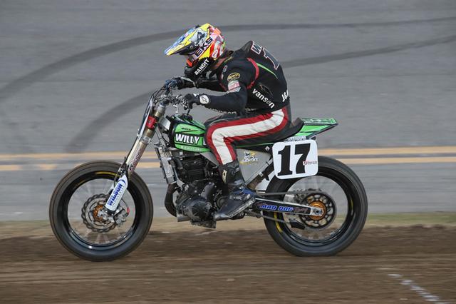 画像: 自他ともに認める "TTマイスター" ヘンリー・ワイルスの乗るカワサキER650。幼い頃からMXライダーとして育ったワイルスの好みか、前後サスペンションとスイングアームには450ccモトクロッサーからの流用パーツを使用。昨年の同大会では、振り回し易さを重視して外装・シートまでモトクロススタイルだったが、トラックの高速化に対応してこちらの伝統的なスタイルに "進化" させている。 www.americanflattrack.com