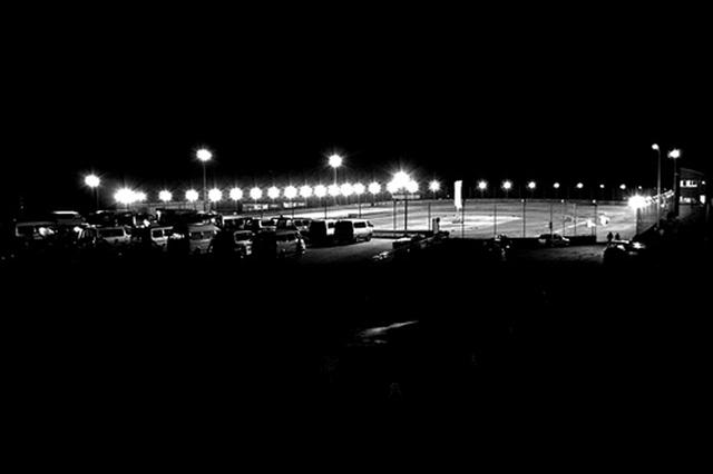 画像: 2011シーズン限りで営業終了となったツインリンクもてぎダートトラックの夜景。200mと400mの2つのオーバルと夜間照明を有する国内屈指の競技場だったが、経営上の方針変更により、レース参加者のみならず各方面から惜しまれつつその役目を終えた。施設は解体され2018年現在は草地となっている。撮影: 齊藤淳一(Flattrack Express)