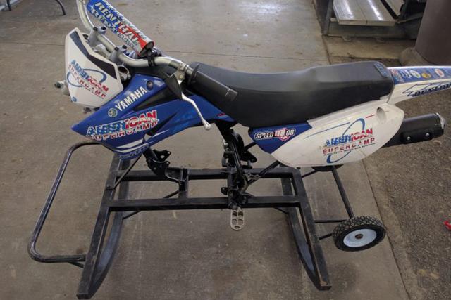 画像: キング・ケニースタイルのフラットダートトレーニングを、一般ライダー向けスクール形式に昇華した "アメリカン・スーパーキャンプ" で、ボディバランスとライディングフォーム確認のために使われる通称 "木馬" 。スーパーキャンプは長年ホンダXR/CRF100・150F・230Fを教習車両としてきたが、近年ヤマハサポートにスイッチ。ホンダ時代同等のパワー・車格での扱いやすさを重視し、TT-R125LWと同230(セロー系エンジン)を使用。 www.americansupercamp.com