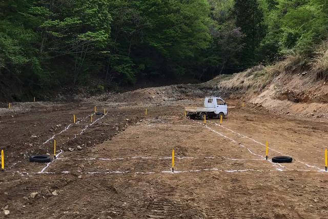画像: コースオーナーと地元有志の皆さんの活躍で、原野を切り開き、ついに平地が現れたオーバルトラック予定地。中央の四角がトラックインフィールドで、降雨による路面へのダメージを抑える調整池として掘り抜く予定。