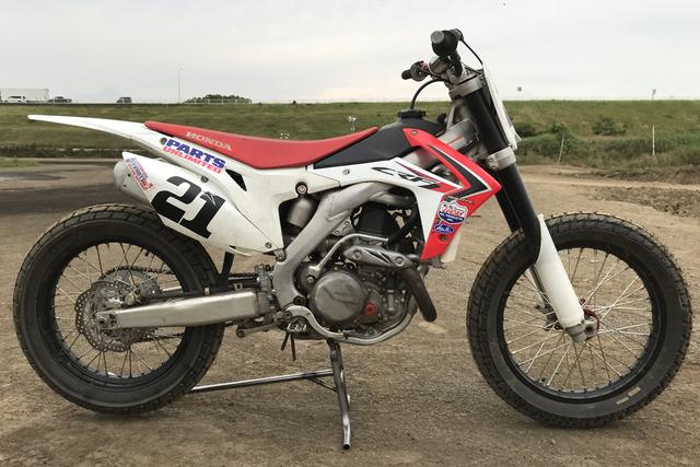 画像: モトクロス用450ccマシンを各部モディファイした現代的な "DTX" スタイル