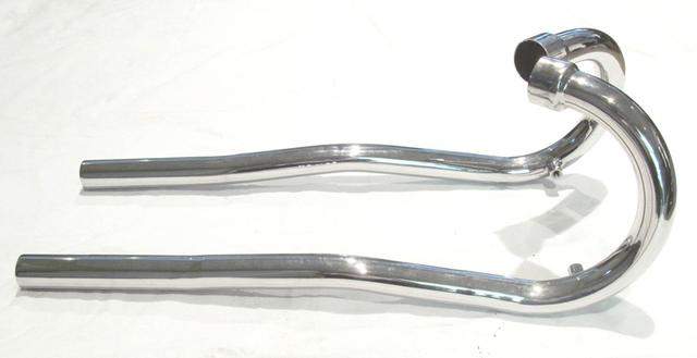画像: パーツや作りかけではなく、トライアンフ並列二気筒エンジン用"TTパイプ"の完成品。TTレースでは左右どちらも車両をバンクさせるため、対称形のパイプ構成となっている。