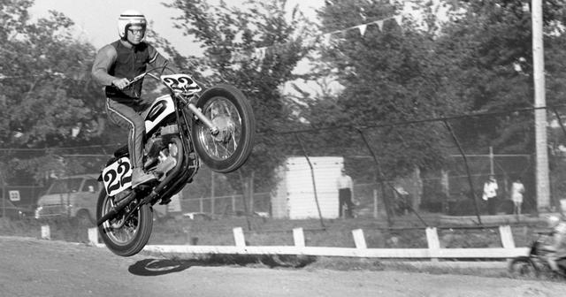 画像: 1969年サンタフェTTのジャンプを飛ぶハーレーダビッドソンKR750。名機XR750のデビューは翌年1970年。 www.cyclenews.com