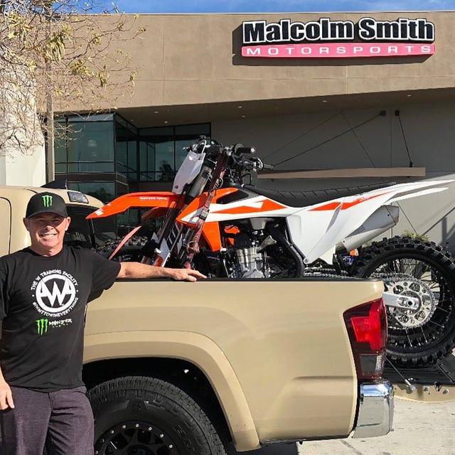 画像: 1月上旬に "西海岸用" の2台のKTM450 (DTX化するベース車両) を受け取ったジェフ・ワード。 www.facebook.com