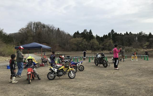 画像: 普段はロードサーキットをミニバイクで走る若い人たち (キッズ / ユース) や仙台を本拠地とする有力スーパーモトチームのトレーニングスポットとしても、すでに大いににぎわいを見せている。撮影: FEVHOTS