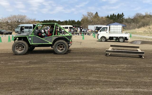 画像: トラックグルーミング用車両たち。路面の凸凹を削り表面を平滑に均す鉄骨井桁を牽引するジムニーと、撒水用タンクを搭載した軽トラック。貯水池はトラック隣にあり、必要に応じて即座に給水が可能。撮影: FEVHOTS