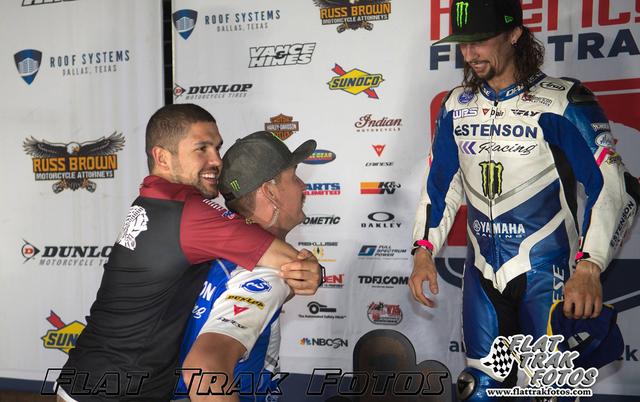 画像: ビーチのツインズ初優勝を祝福するブラッド・ベイカーとブランダン・バーゲン。幼少期からのレース仲間。 Dave Hoenig / FLAT TRAK FOTOS