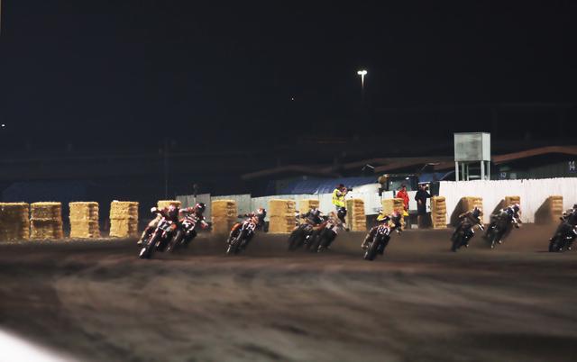 画像: GNC決勝レースをターン4の外側から見守るジーン・ロメロ、隣の黒シャツは当時AMAレースディレクターだった元ナンバー42のスティーブ・モアヘッド。