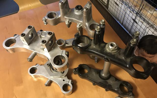 画像: SR標準の35mmフォークを使うか、もう少し剛性感のある手に入りやすいモノを使うか・・・楽しい悩みです。左は元GNCライダー、J・コップのROTAX600についていたレース専用品 (高い) 。真ん中はホンダFTR250。どちらもオフセット値が大きい伝統的な "フレーマー寸法" 。右は90年代のオフロードバイク用純正の正立43mm。今風なDTXっぽいハンドリングを得るにはこのチョイスも変化球で面白そう。