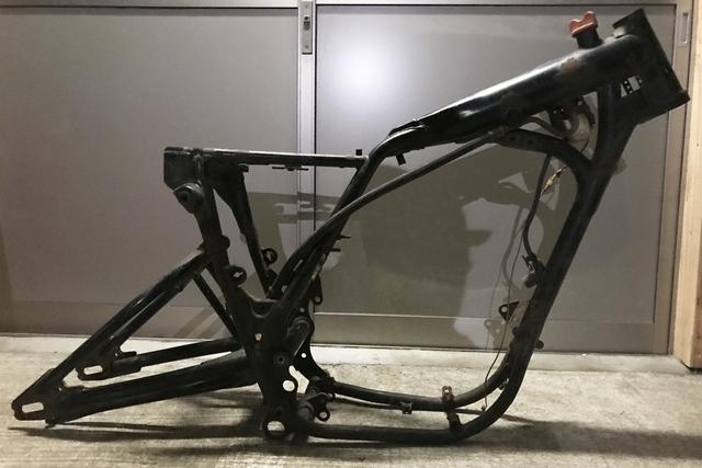 画像: 検討用に、と知人が貸してくれたSRのご先祖様XT500のフレーム。土に還りそうなヤレ具合ですが役に立ってます。SRより軽く、首の角度が少し違うらしい。合わせたスイングアームはRZ250 / 350のもの。1本サスペンションにするかどうするか悩み中の図。