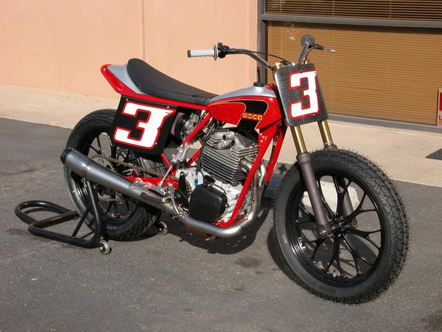 画像: ローカルレースシーンでは今も第一線級・・・もとい最強クラスを維持するWOOD ROTAX。こちらの現代的にリファインされた大変高級そうな個体のオーナー /ライダーは元ロードレーサーのジョン・コシンスキー。