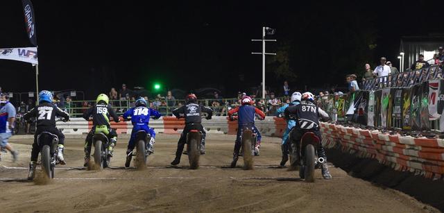 画像1: より多くのライダーが安全に走る場面は自由気侭な練習日 < レースデイ。