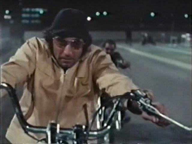 画像: 1970年公開のアメリカ映画 "C.C. and Company" (邦題は"C.C.ライダー") のクライマックスシーンでは、元フットボール選手で主演のジョー・ネイマスと、対立する暴走族リーダー・ムーンとの "ノーヘル普段着チョッパー同士" による陸上競技場?かフットボール場?での生命を賭けたオーバルトラック対決を見ることができます。