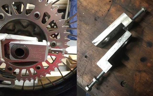 画像: モダンモトクロッサーの純正アジャスターは車軸前にある鉄製ネジを回す複雑系デザインが主流だが、洗車時などにアルミスイングアーム内部に入り込んだ泥や水の影響でサビて固着し回りにくくなること多すぎ。家内制手工業的・単純な作りのこちらの "後押しタイプ" は本場のダートトラックレースシーンでの使用率かなり高し。
