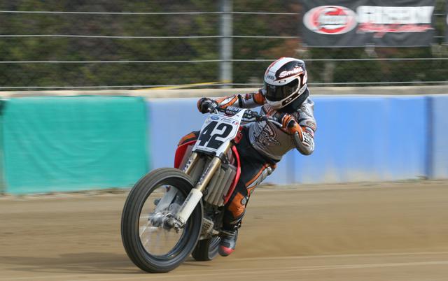 画像: HONDA CRF450R ブライアンは身長5フィート4インチ(162.5cm)の小兵。ここまで腰落とすと右足はどうなっているのかなぁ。宿題。 撮影 斉藤淳一(FTX)