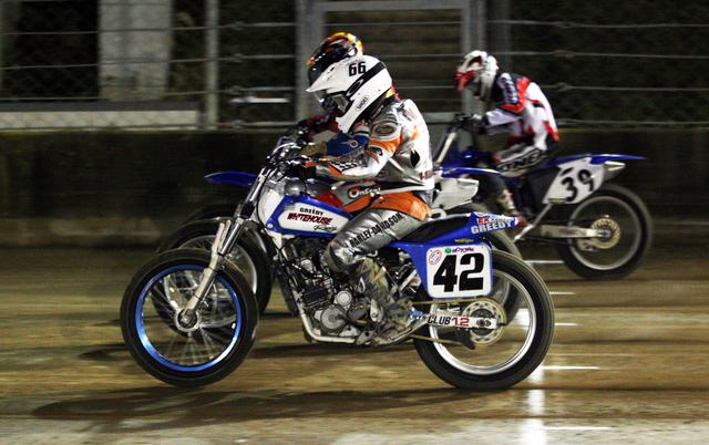 画像: SHIMIZU + KLX250ES 完全に隠れてますがブライアンの隣のグリッドからスタートするのは現在も第一線の74山下勝敏選手 撮影 斉藤淳一(FTX)