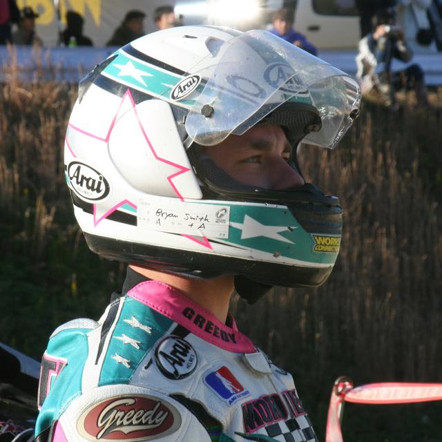 画像: ブライアン・スミスといえばSHOEIイメージだけど実は2005年までArai。白色ベースのモロニーカラーが初々しいけれどGNCでは最高峰デビュー3年目にしてすでに年間ランキング5位の実力者。右頬の血液型シールがなんだか可笑しい。2007年の来日時に筆者がアテンドした時にはレース役員から参加誓約書に日本語で自署が必要と言われて大変困りました。近年ツルッ●ゲの彼ですがこの頃はヘルメット脱ぐとてっぺんモジャモジャです。