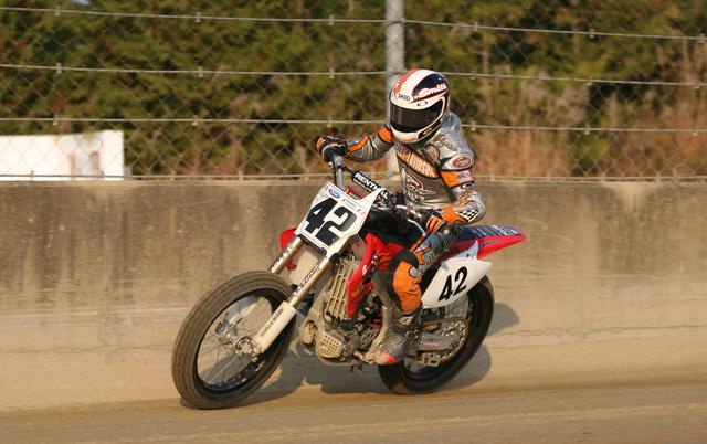 画像: HONDA CRF450R ターン進入手前の地点で100km/hくらいの速度のはずです。普通に走ってても壁からの距離は70cmくらい。 撮影 斉藤淳一(FTX)