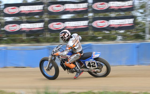画像: SHIMIZU + KLX250ES タンクとシートの位置関係がもしかして彼の好みでなかったのではないか、とこの写真を見て思いました。 撮影 斉藤淳一(FTX)