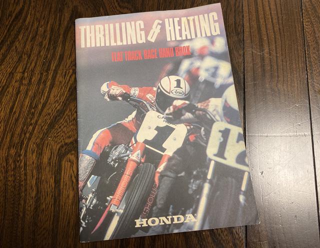 画像: 本田技研工業モーターレクリエーション推進本部 (!) が1986年のFTR250発売に合わせて作った全30ページにも及ぶ "フラットトラックレース・ハンドブック" 。FTRワンメイクでのレース開催の提案とか熱の入れようがハンパない一品。むしろその後この流れがピタっと止まった理由が知りたいところ。多分不人気だけじゃないな。