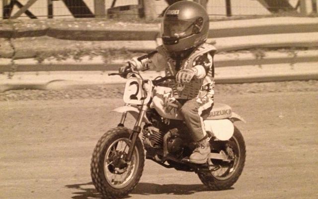 画像: 4歳のころ、ただ一度だけレースに出場したシェイナ。マシンはスズキJR50。