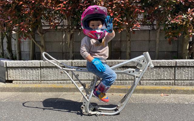画像: 最小サイズのヘルメットと手袋つけて、しょっちゅうこんな撮影会?も求められます。小娘よまだ早いぞ。
