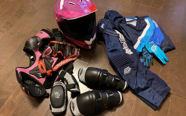 画像: 北米トップシェアのHJCヘルメット、トロイリーデザインズの上下ジャージとグローブ、OAKLEY / TLDのモトクロス用ゴーグル、FOX RACINGのプロテクター各種。どれも作りが愛らしい。HJCとトロイリーデザインズは筆者も以前から大変お世話になっている大阪のRSタイチさんが国内正規代理店です。