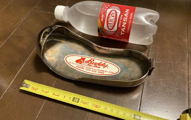 画像: ちびっこホットシューの重量は比較対象の500ccペットボトルより軽い400g弱。成人男性用はおよそ1kg前後。