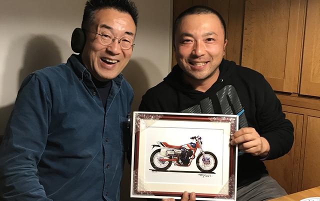 画像: 松澤正和さんと筆者。手に持つ額入りのデザイン画は、松澤さんがアメリカ駐在時代に描かれたRS750Dロードゴーイングバージョン (市販車を意識した公道仕様!) 。RSプロジェクトに関わった彼のスタンス、デザイナーとしては絶対提案したくなるよなーと推測します。ホンダさーん!40年後に1200ccで出してもいいですよ?