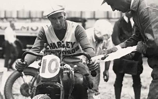 画像: 1935年カリフォルニア・クラスC車両のレース車検。