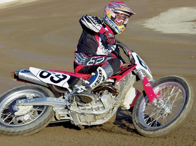 画像: カリフォルニア州コロナのメリーズ・ランチで、レースに向けたテスト走行をおこなうニッキーとCRF450R。