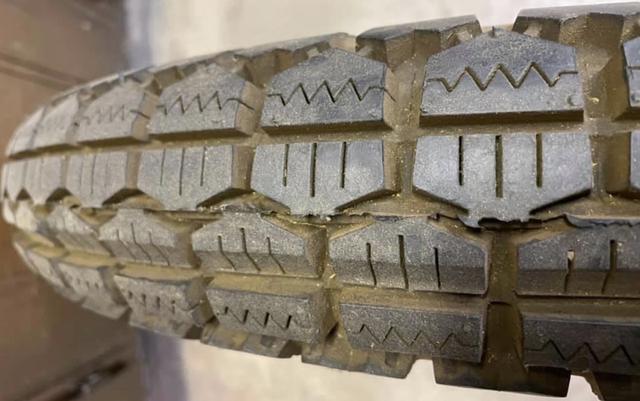 画像: 上半分は市販ストック状態。下半分側にはライダーかメカニックの手によって細やかな加工が施されている。