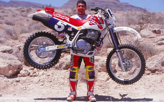 画像: 軽々とXR600Rを持ち上げる豪腕スコット・サマーズさん・・・は本文とはあまり関係ありません。