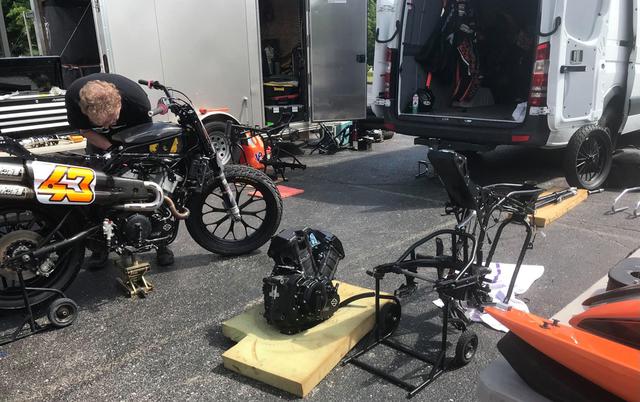画像5: 緊急整備!明日のレースまでにメインとTカー両方エンジン積み替えるよ!