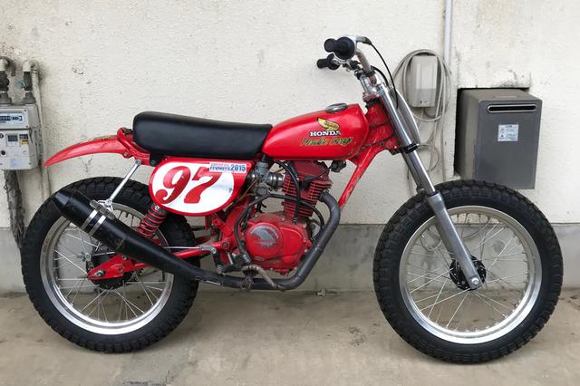 画像: アップのVMXスタイルからダートトラックらしいJEMCOのダウンマフラーに変えて前後17インチ。150ccあたりまで排気量が拡大されホイールベースはヒャクより短く、可愛いルックスながら暴力的に速いマシンです。