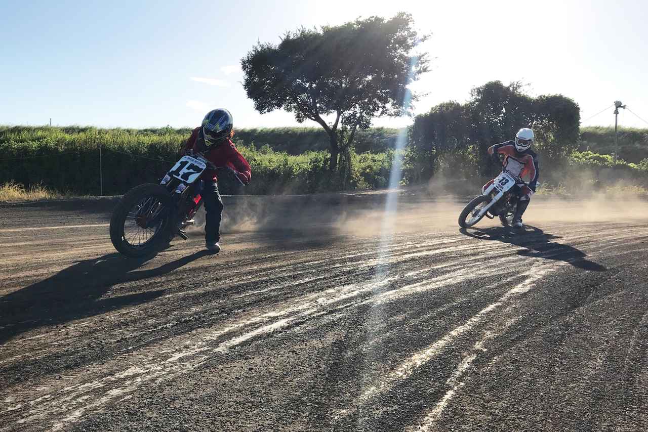 画像: [Flat Track Friday!!] 小さなマシンで小さなトラックをぶっ飛ばせ！"タイニー・ダートトラック" は究極のバイク遊びのひとつ？ - LAWRENCE - E-RIDE x LIFESTYLE + α