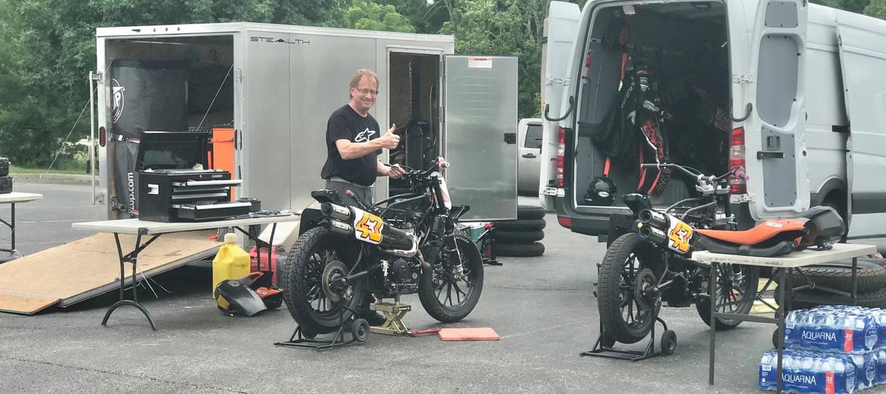 画像: [Flat Track Friday!!] 我が家にはガレージないし？青空整備は限界あるし？でも本場の猛者は駐車場でエンジン降ろしちゃいますよ！ - LAWRENCE - in partnership with Motor Magazine Media