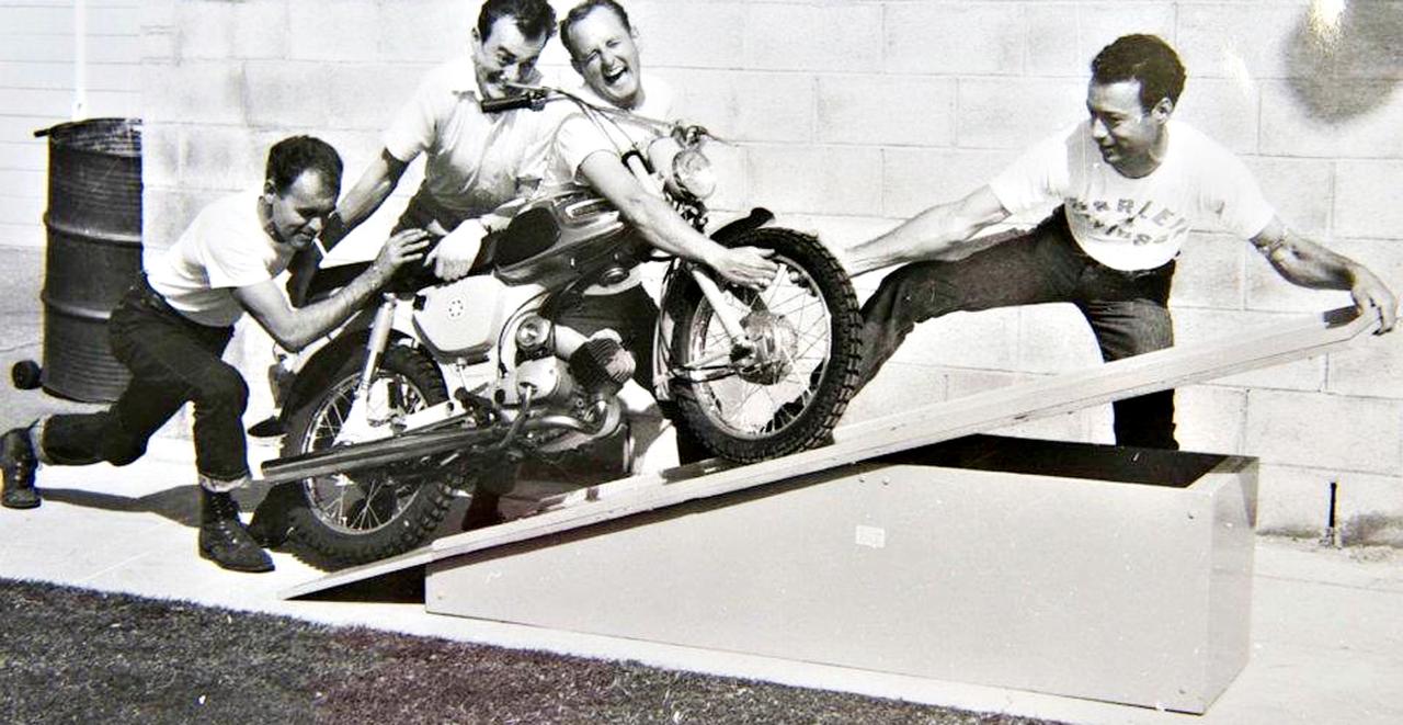 画像: [Flat Track Friday!!] あちらの皆さんアゲアゲ系？目線の高さにマシンを据える"机上の〇〇型"メンテナンス・スタイルを考える！ - LAWRENCE - in partnership with Motor Magazine Media