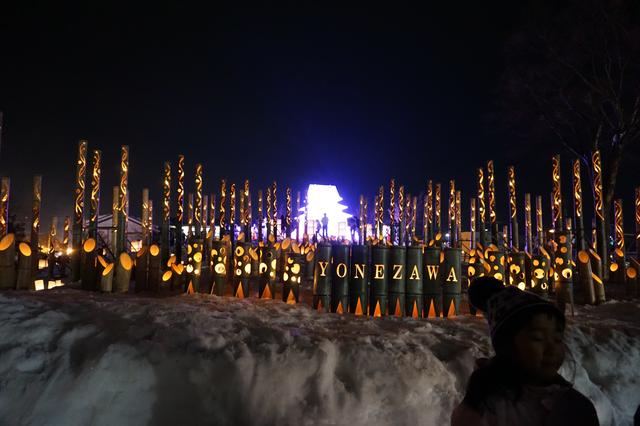 画像: 夜は幻想的な景色が広がる上杉雪燈篭まつり