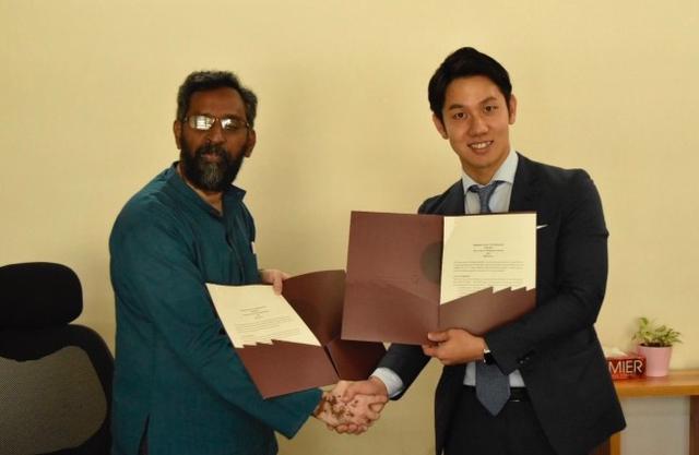 画像: インド工科大学ハイデラバード校Murty学長と西山さん