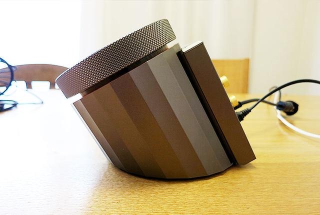 画像: 右側面の円柱部にはパルテノン神殿の柱をモチーフとした意匠が取り入れられている