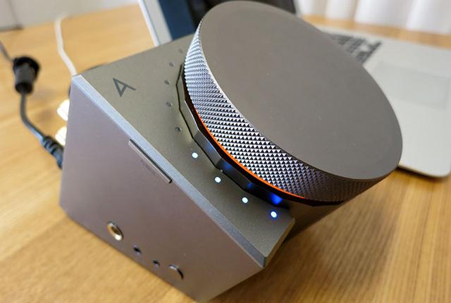 画像: 電源ボタンとフィルタースイッチ、各種ヘッドホン端子は左側面にまとめられている