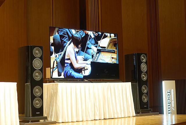 画像: 記者会見には、ベルリン・フィルの技術パートナーであるパナソニック製の有機ELテレビ(TH-77EZ1000)とテクニクス製オーディオシステムが用意され、作品のトレーラーやサントリーホールと同楽団との結びつきをまとめたビデオなどが披露された