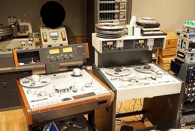 画像: スチューダー「A820」(左)と「A80」(右)、2台のアナログテープレコーダーを駆使して作業が行なわれた。左奥にあるのが、名機ノイマンのカッティングマシン