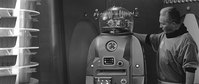 画像: 船員のひとりが、相棒として旧型の喋るロボット“パトリック”を連れている