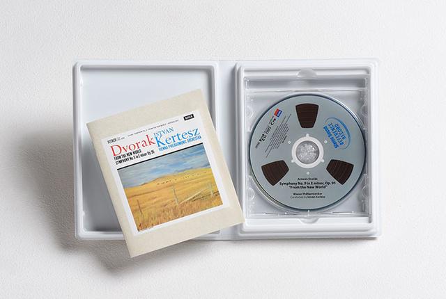 画像: DSD 11.2MHzファイルを収録したBD-ROMとブックレットがパッケージに収められている。物として保管でき、所有欲が満たせるだけでなく、伝送による音の変化も防ぐ