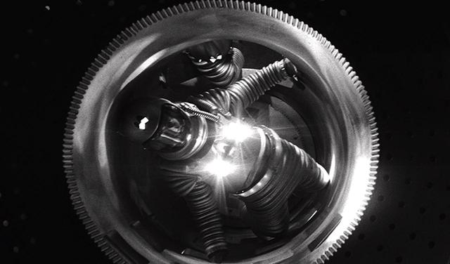 画像: 謎の宇宙船を調べるため、ふたりの船員がシャトルへ乗り込むことに……
