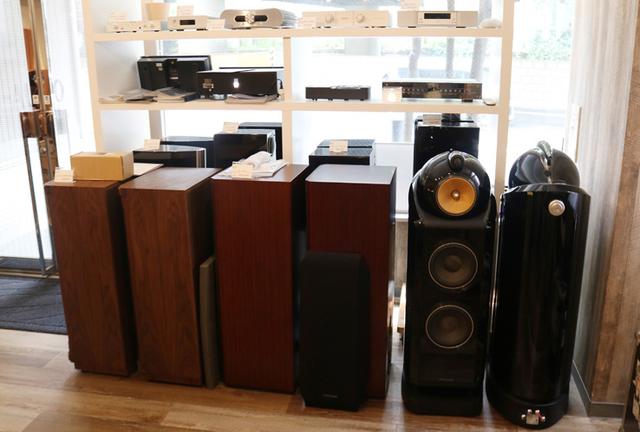 画像: 入口左はスピーカーコーナー。タンノイやJBL、B&Wの銘機が次のオーナーを待っていた