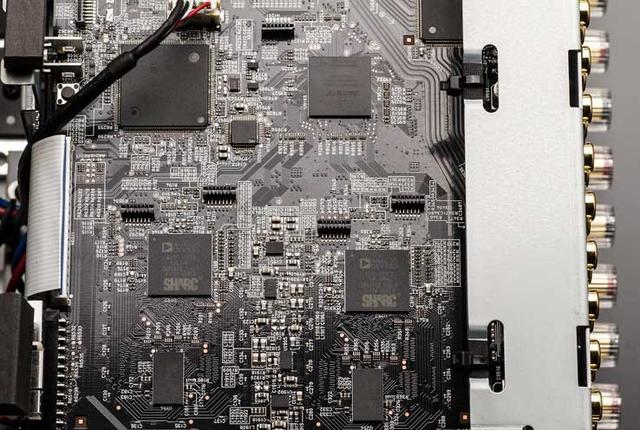 画像: ドルビーアトモス7.1.6やオーロ3Dなどの13.2ch分のデコード/アップミックスを支えるDSP基板はアナログ・デバイセズ製「SHARC」(写真下側のチップ)だが、デュアルコア仕様へと変更されている。チップ数は4基から2基へと減っているが、トータルの処理スピードでは12.5%も向上しているという