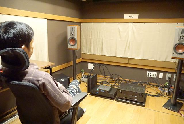 画像: 橋爪氏の自宅兼スタジオ「STURIO 0X」(スタジオゼロエックス)で試聴が行なわれた
